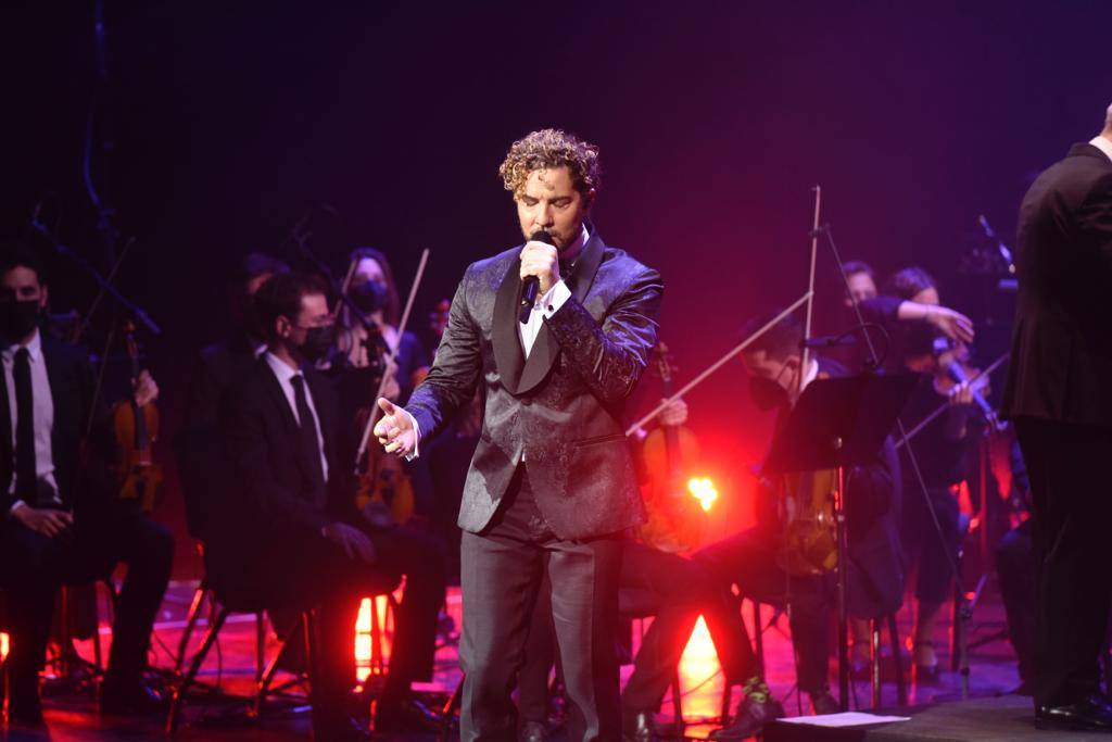 Imagen secundaria 1 - Bisbal, en diversos momentos de su recital. 