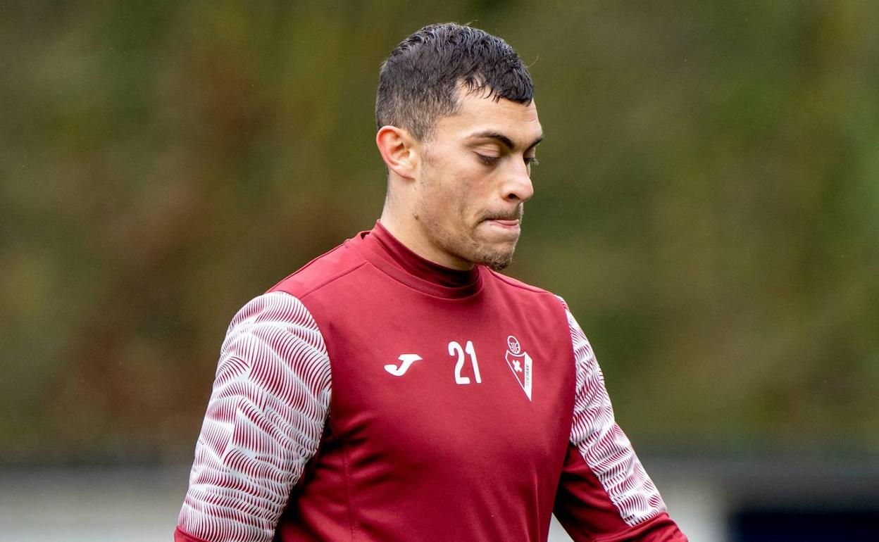 Rahmani, durante un entrenamiento reciente con el Eibar.