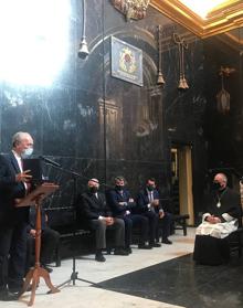 Imagen secundaria 2 - Momento de la entrega de la distinción a monseñor Amigo Vallejo en la capilla del Cristo de la Buena Muerte. Fernández Verni, cardenal Amigo, monseñor Catalá y Francisco de la Torre. Un momento de la intervención del alcalde de Málaga en el homenaje a Carlos Amigo.