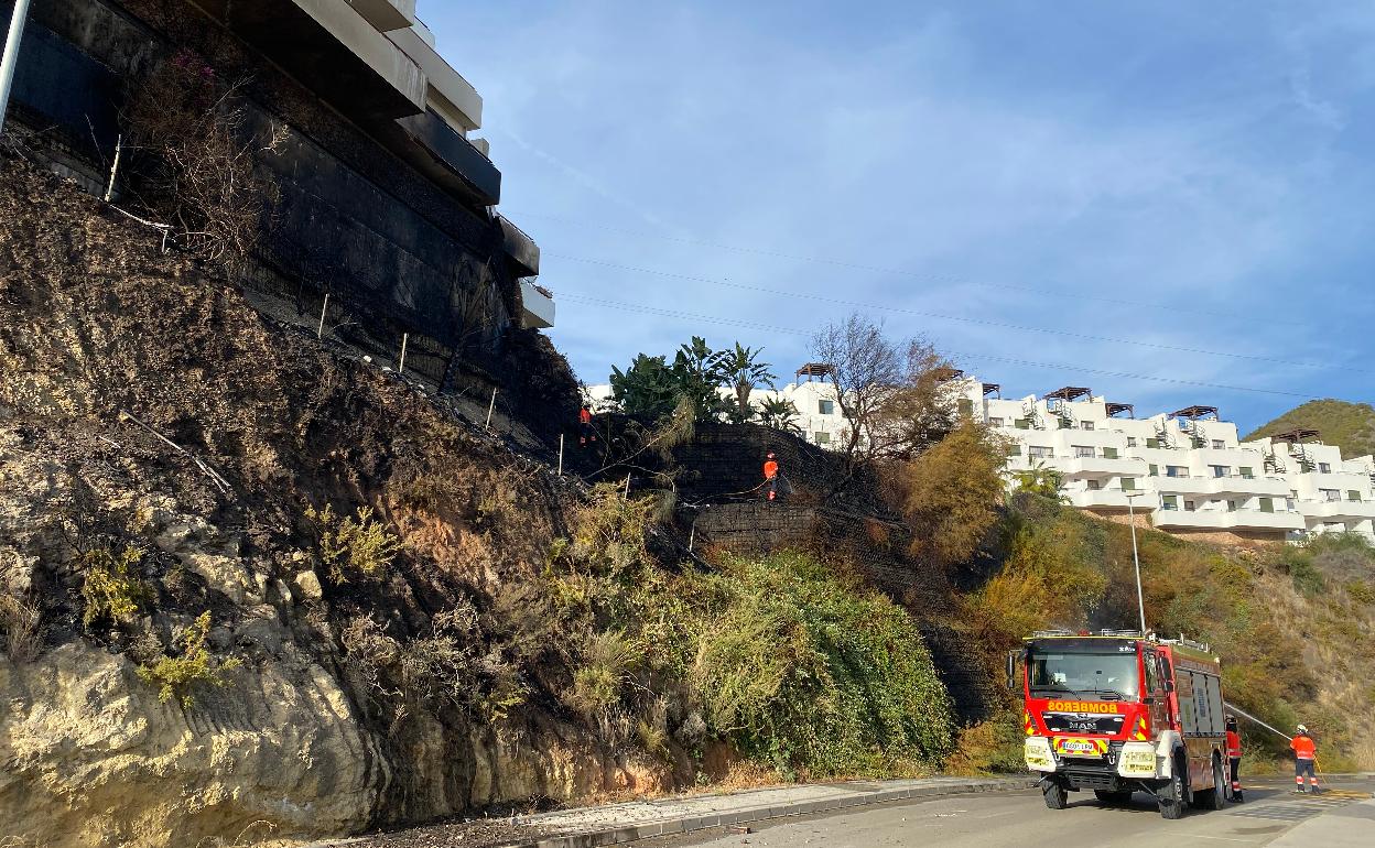 Los bomberos del Consorcio Provincial, este jueves sofocando el fuego junto a los bloques. 