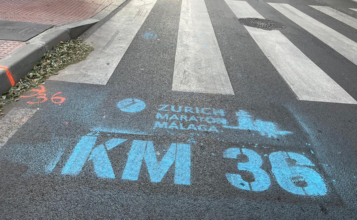 Indicaciones pintandas en el suelo para guiar a los participantes de la prueba.