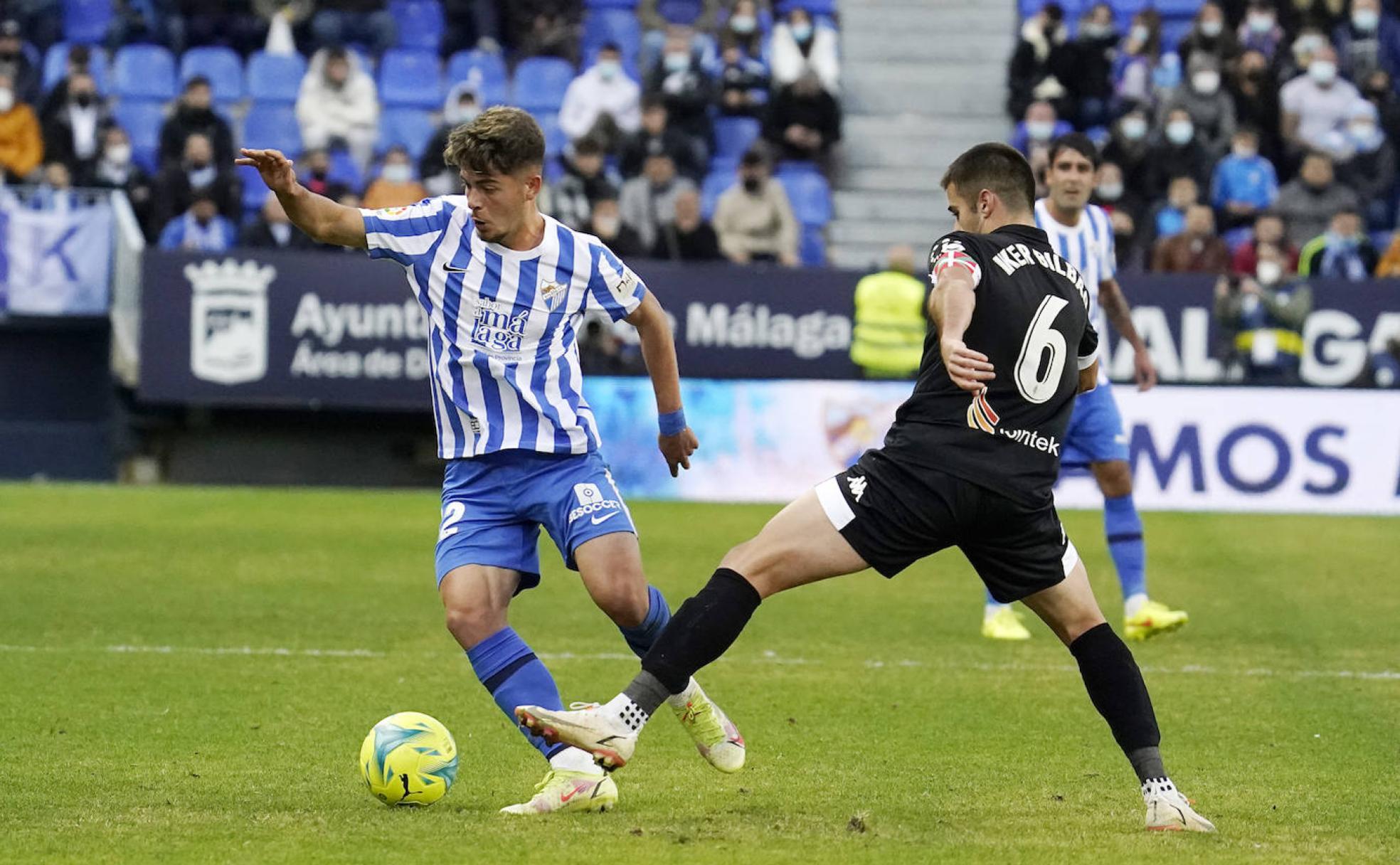 Dani Lorenzo, en el choque de su debut en Segunda, en una disputa con Iker Bilbao, del Amorebieta. 