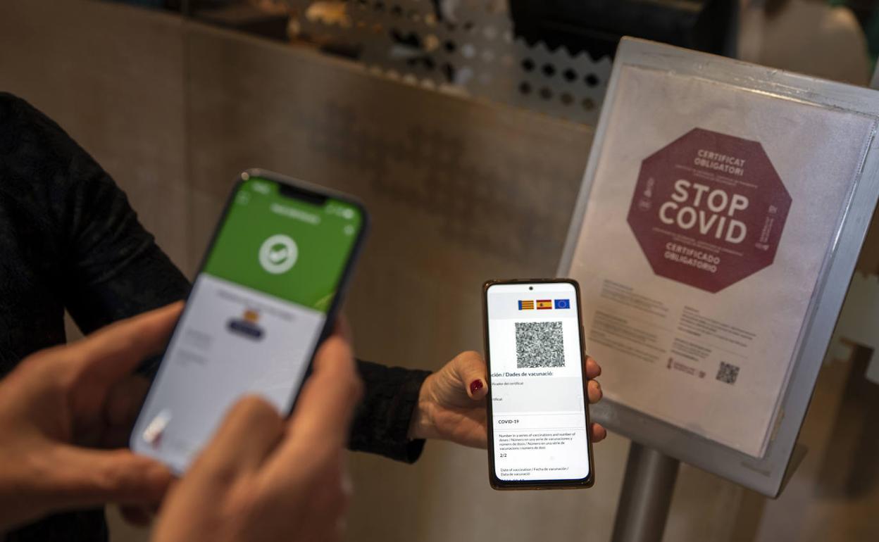 La Junta quiere que se muestre el pasaporte Covid para entrar en el ocio nocturno y la restauración. 