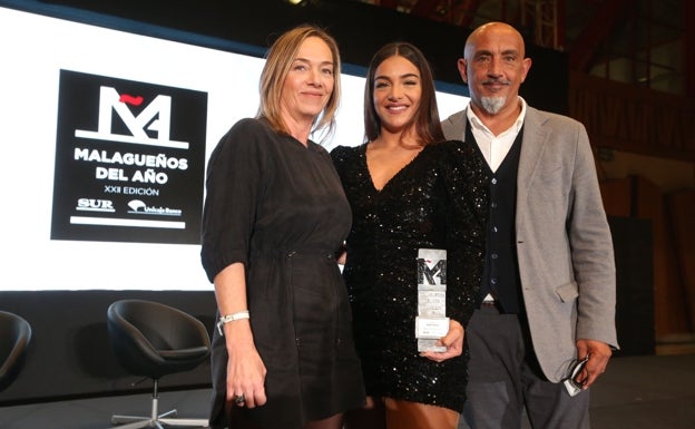 María Torres, en la gala junto a sus padres Eugenio y María José. 