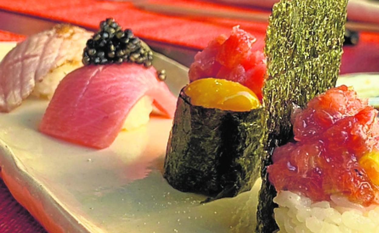 Servicio de té y variedad de sushi de Takumi. sur