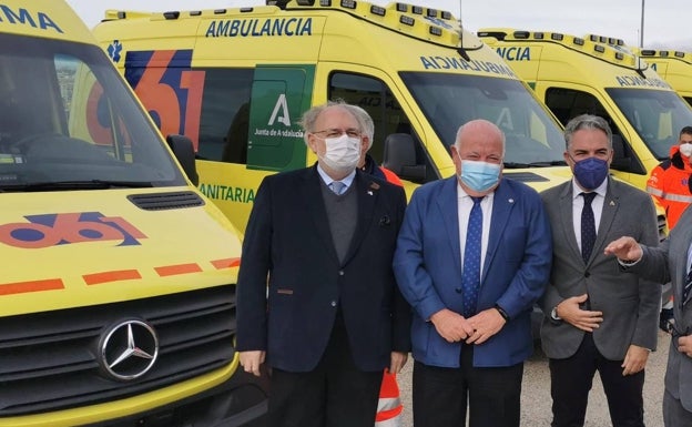 Miguel Ángel Guzmán, Jesús Aguirre y Elías Bendodo, delante de las nuevas ambulancias del 061. 