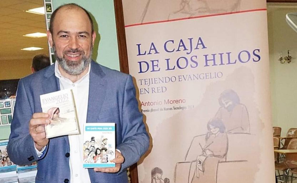 Antonio Moreno Ruiz, junto a los dos libros que presentó. 