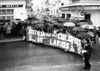 Imagen secundaria 1 - Arriba, aspecto de una de las zonas afectadas por el reciente fuego en Maro; abajo, a la izquierda, manifestación en apoyo de los colonos, con todos los partidos políticos de aquel momento, y a la derecha, la Guardia Civil, rompiendo la puerta de acceso a la gruta. 