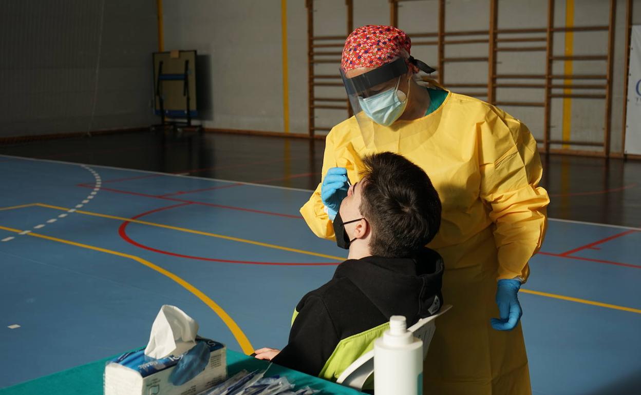 Un sanitario hace un test de antígenos. 