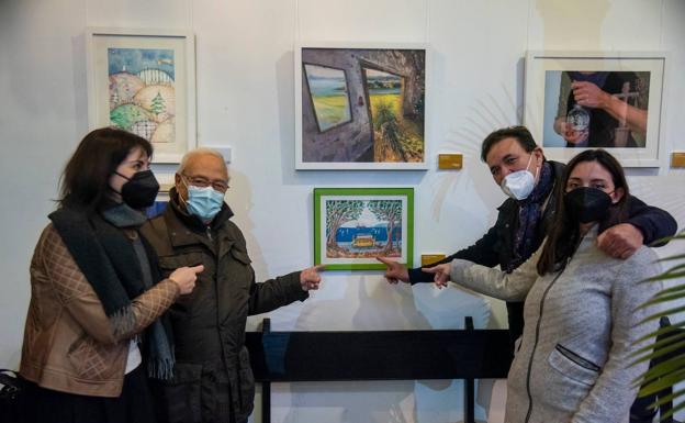 Imagen principal - Pilar Perea, Rafael Jaime, Pedro Luis Gómez y Laura Vázquez, junto a la obra de Jaime. Hierrezuelo junto a Kora, dos de los artistas que han donado obras a esta iniciativa de SUR y Fundación Unicaja. Neno Herrera, uno de los artistas participantes, junto a su obra. 