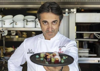 Imagen secundaria 1 - Arriba, Fernando Villasclaras y Paco García, jefe de cocina y director de El Lago. Abajo, a la izquierda, José Carlos García, único estrella Michelin de la capital malagueña; a la derecha, Mauricio Giovanini, al frente de Messina.