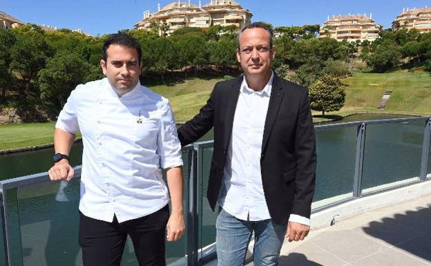 Imagen principal - Arriba, Fernando Villasclaras y Paco García, jefe de cocina y director de El Lago. Abajo, a la izquierda, José Carlos García, único estrella Michelin de la capital malagueña; a la derecha, Mauricio Giovanini, al frente de Messina.