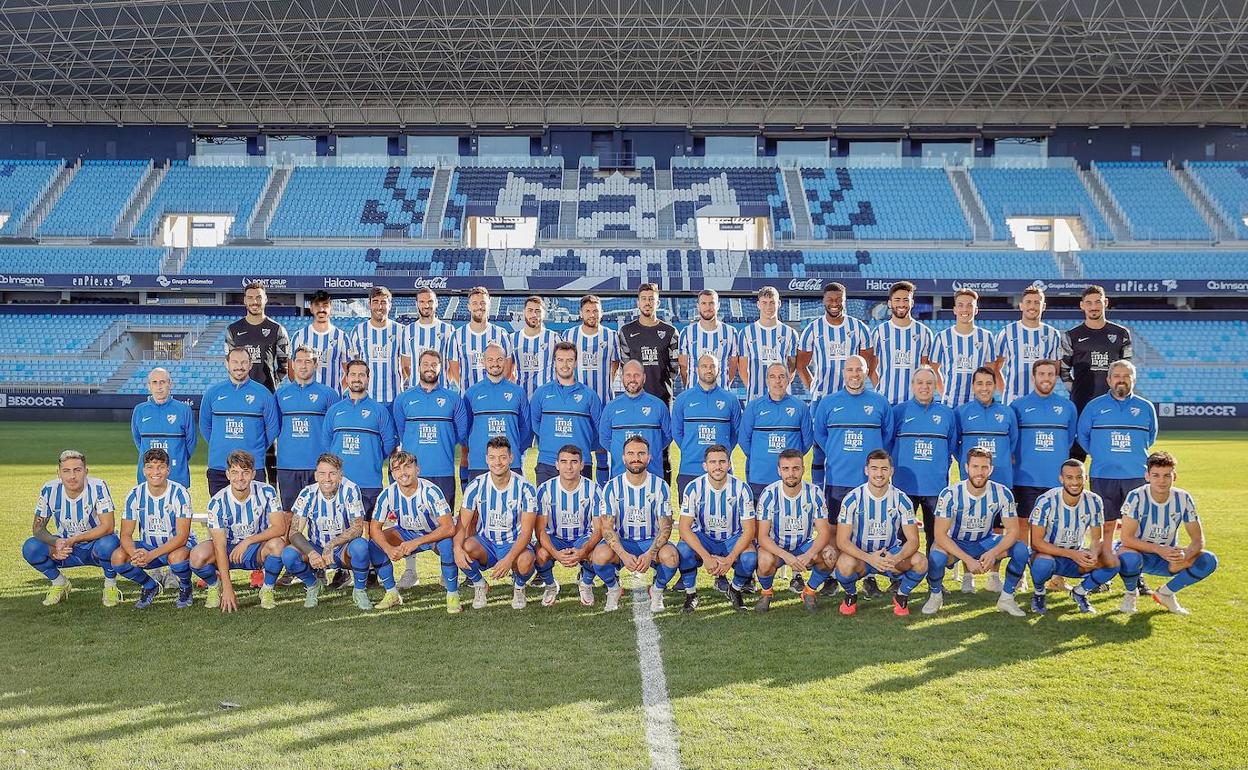 La plantilla del Málaga al completo, junto a todos sus ayudantes. 