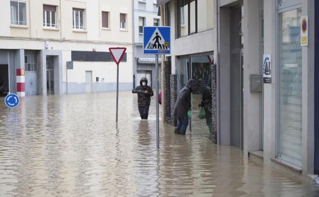 Imagen principal - Varias calles inundadas en Pamplona.