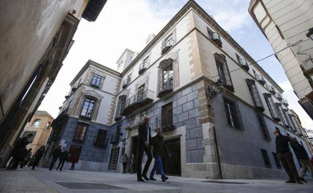 Imagen principal - Arriba, el palacio de Solesio en la actualidad. Abajo, detalles del escudo de los Gálvez en el edificio y del sol, emblema de la familia Solesio, en uno de los chaflanes del inmueble