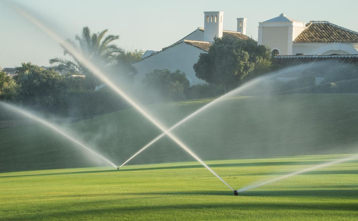 La mayoría de los campos de golf de la Costa del Sol son regados con agua reciclada