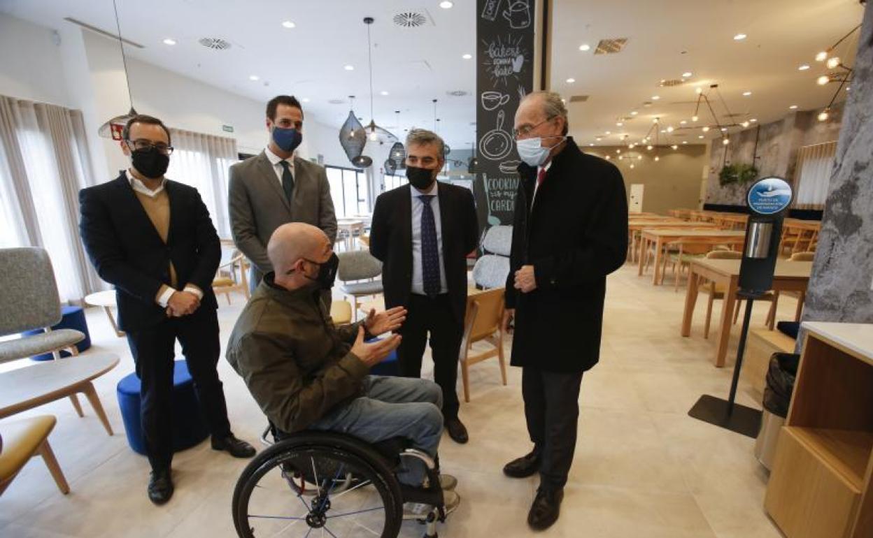 El alcalde y el concejal Raúl López, con los responsables de Moraval (Álvaro Soto de Scals) y Livensa Living (Raúl Navas y Jeremy Marcazzan), en el comedor de la nueva residencia de estudiantes. 