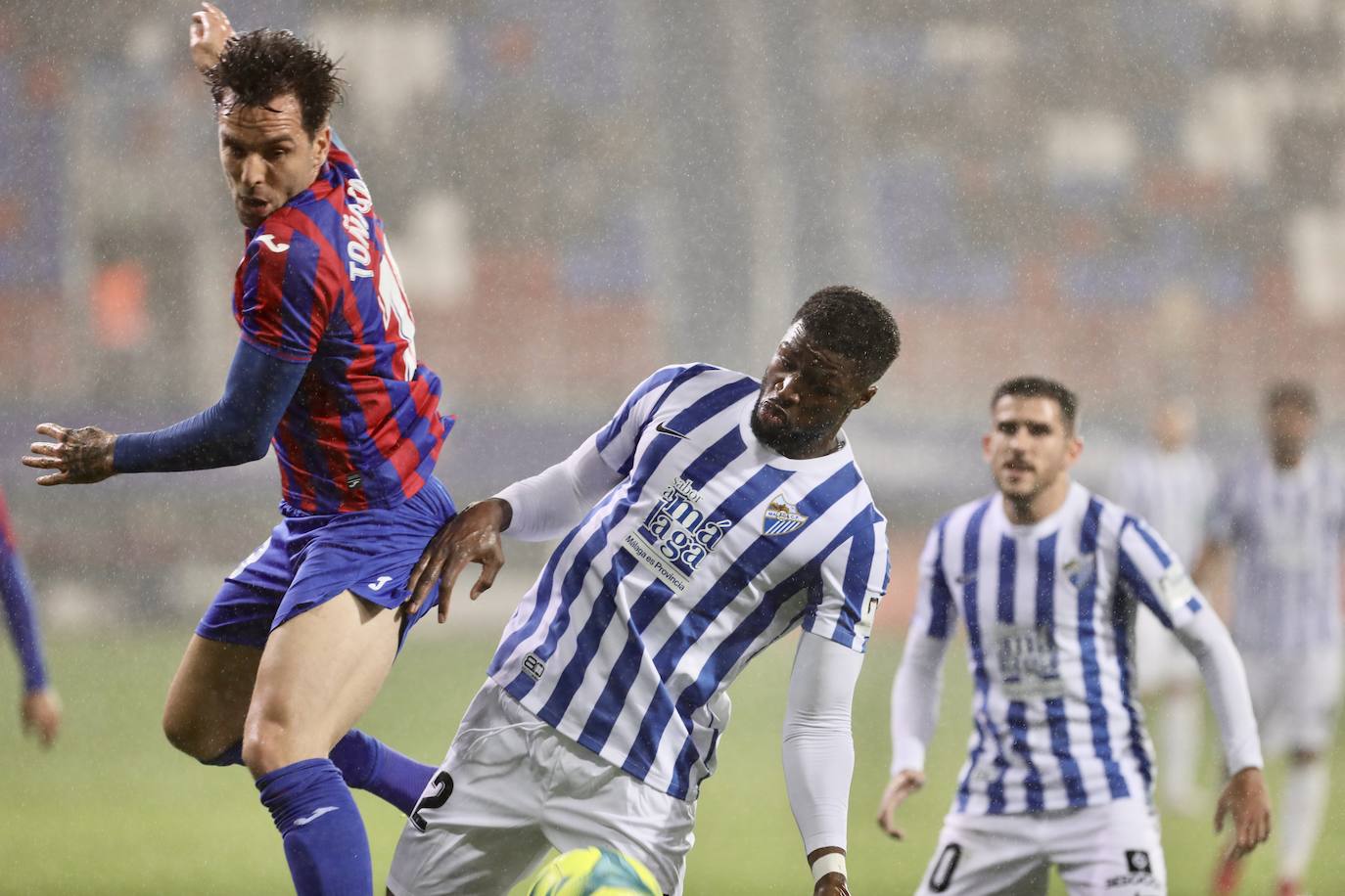 Fotos: El Málaga empata en el campo del Eibar (2-2)