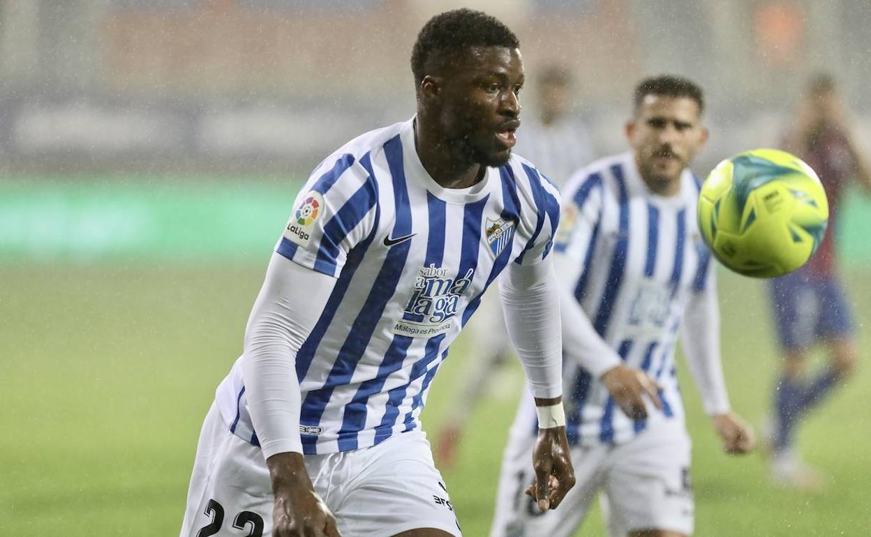 Sekou Gassama, jugador del Málaga, durante el partido de Liga contra el Eibar en Ipurúa.