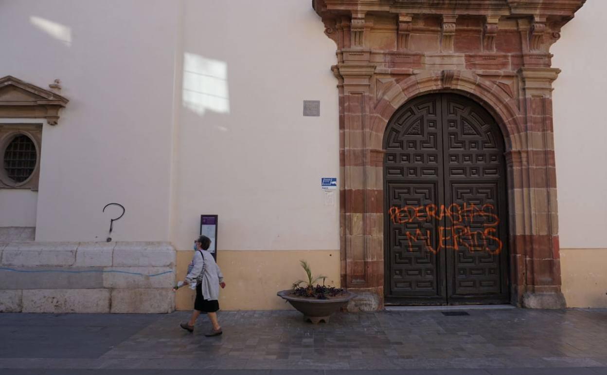 Fachada de la parroquia de San Felipe Neri, como ha amanecido este sábado. 