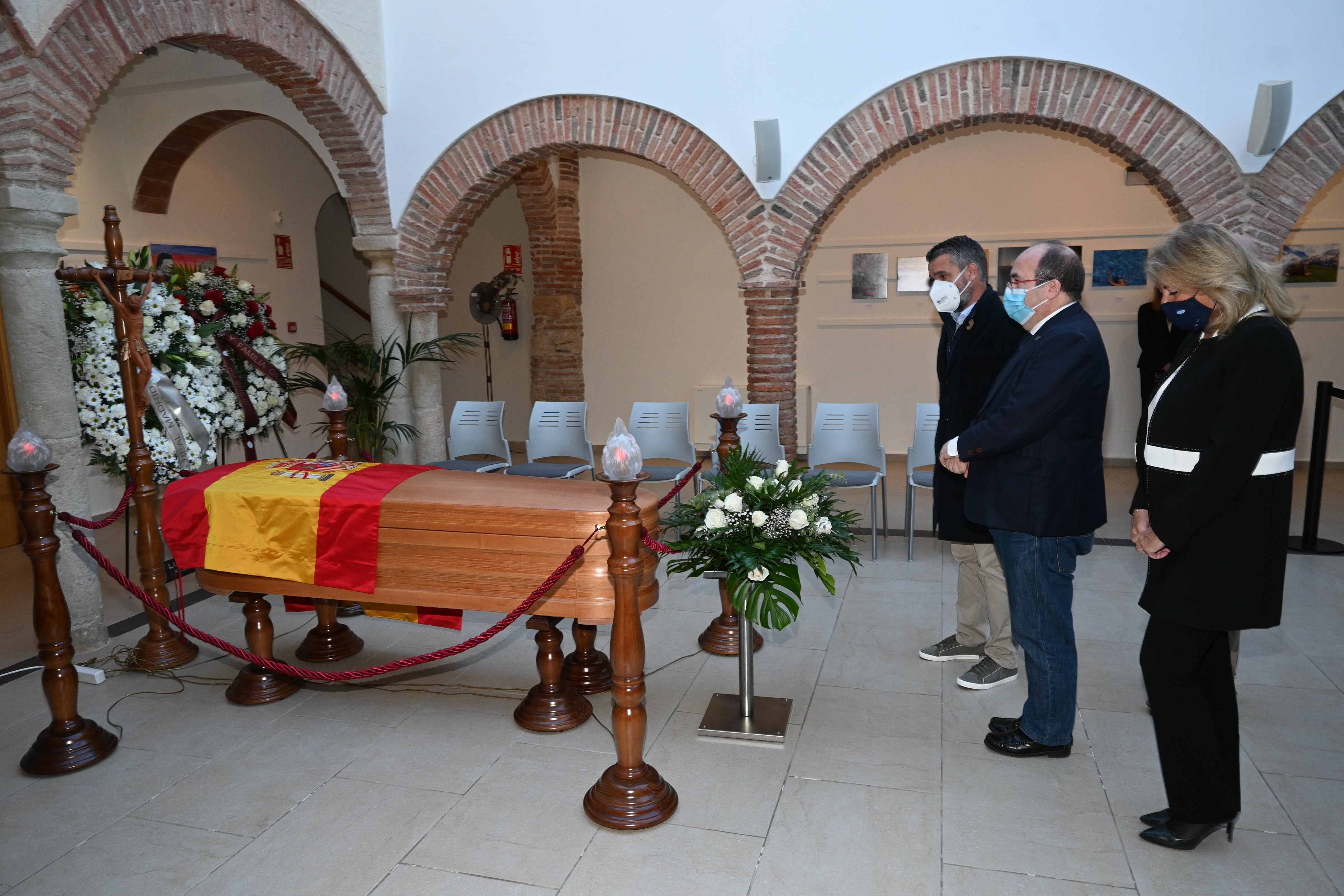 El féretro con los restos mortales del tenista permanecerán durante la jornada de este domingo en la capilla ardiente instalada en el centro ciudadano Hospital Real de la Misericordia, en pleno centro de la localidad de adopción de la leyenda del deporte español.