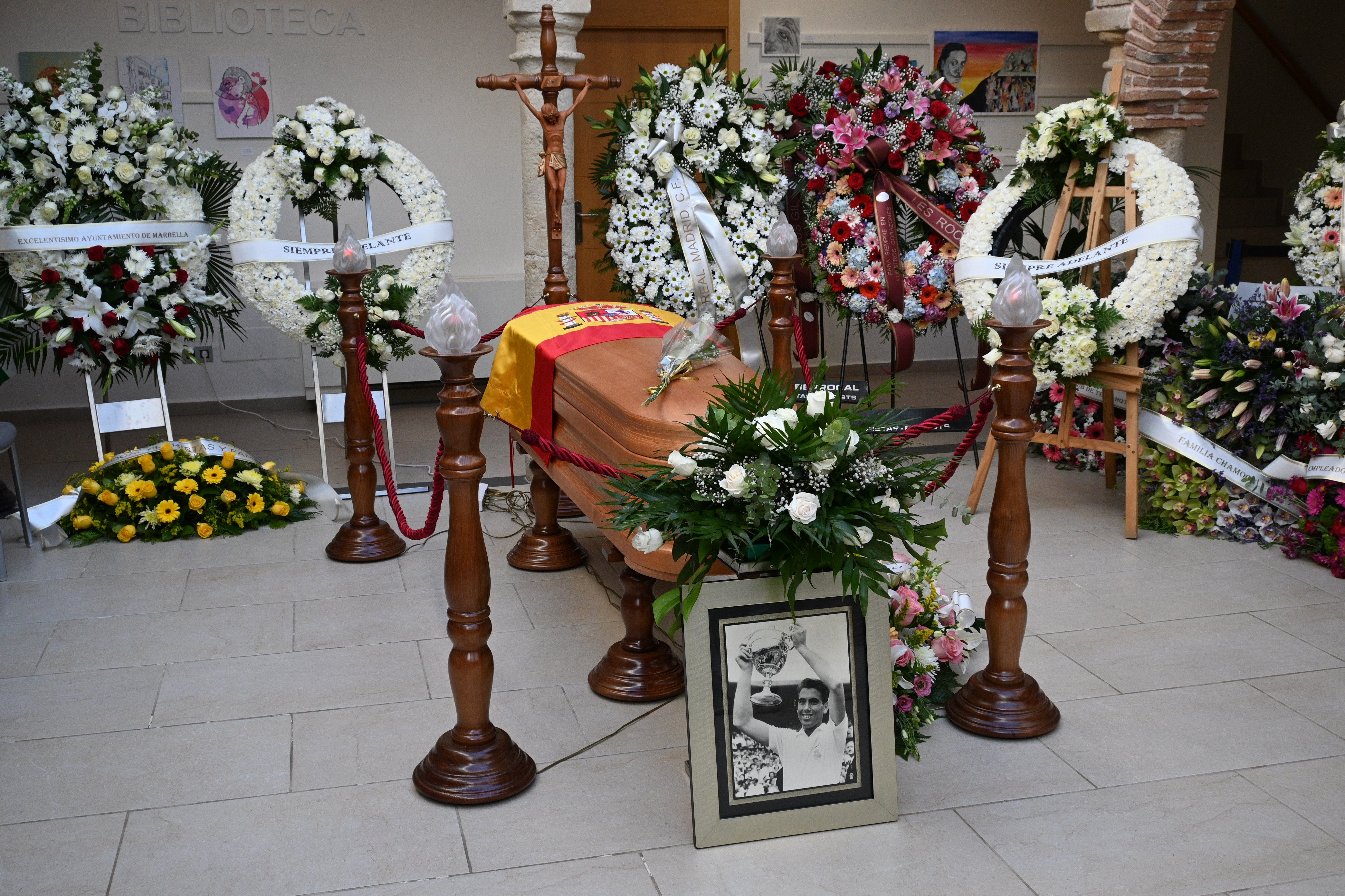 El féretro con los restos mortales del tenista permanecerán durante la jornada de este domingo en la capilla ardiente instalada en el centro ciudadano Hospital Real de la Misericordia, en pleno centro de la localidad de adopción de la leyenda del deporte español.