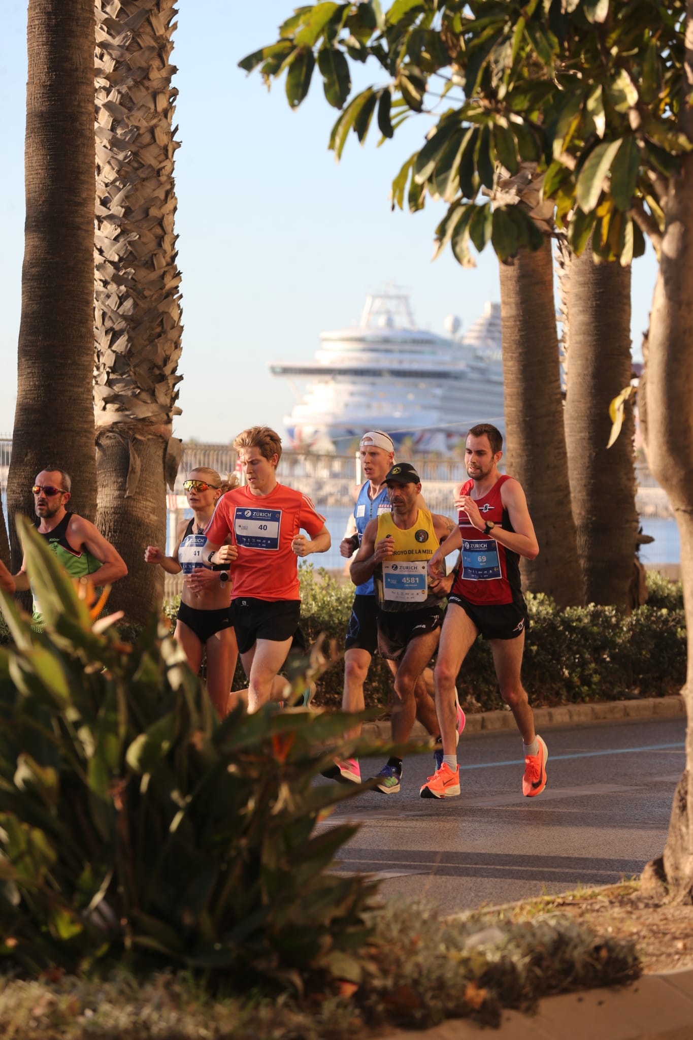 Cerca de 9.000 corredores participan en esta prueba que incluye también una media maratón, con 4.700 atletas más