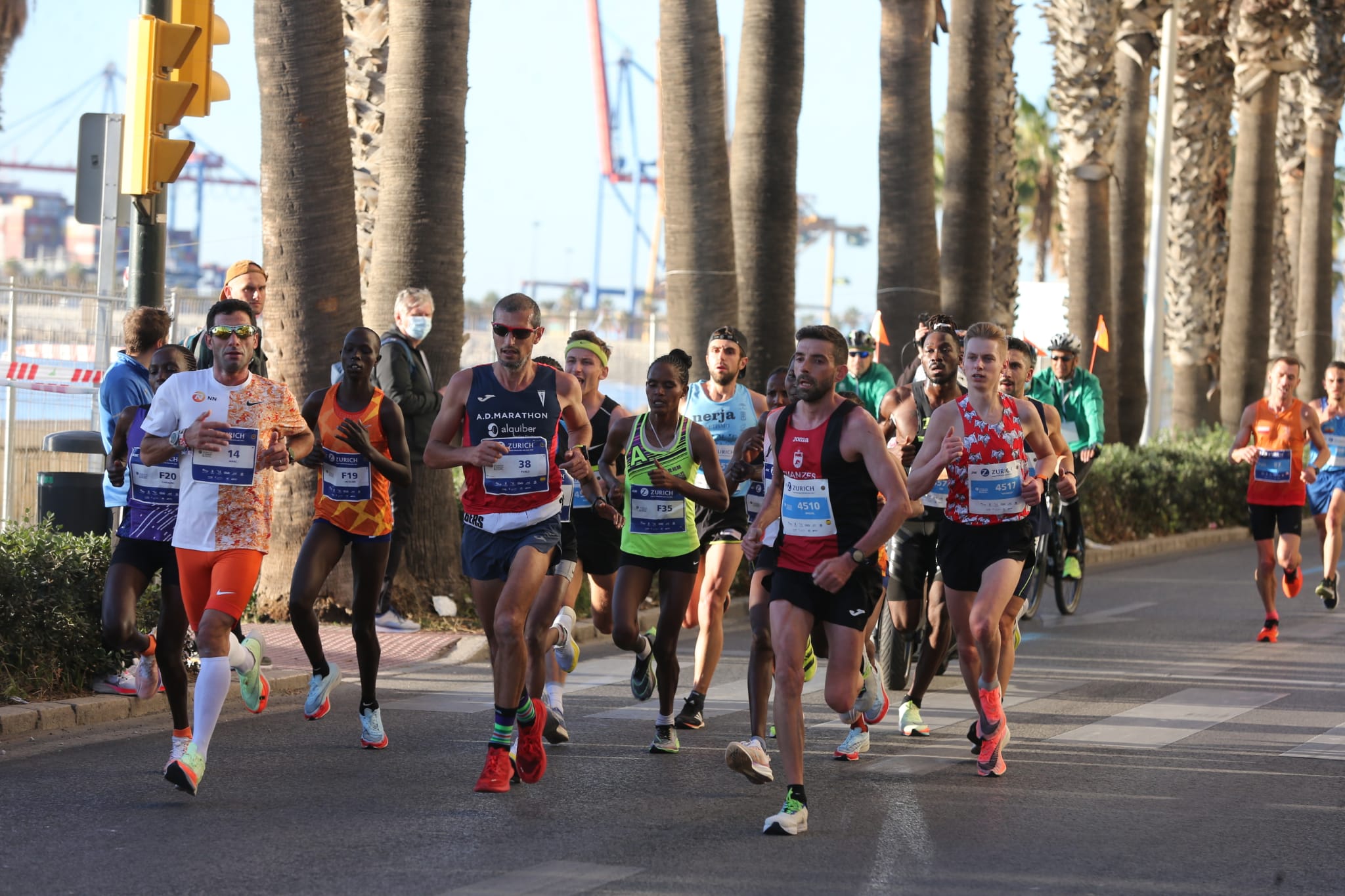 Cerca de 9.000 corredores participan en esta prueba que incluye también una media maratón, con 4.700 atletas más