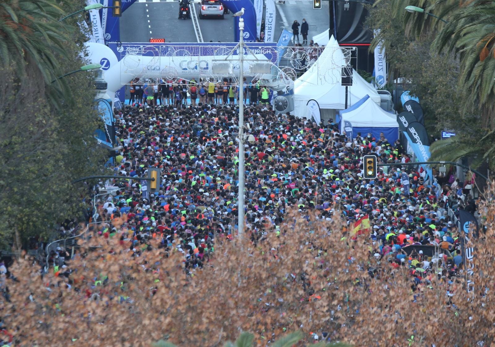 Cerca de 9.000 corredores participan en esta prueba que incluye también una media maratón, con 4.700 atletas más