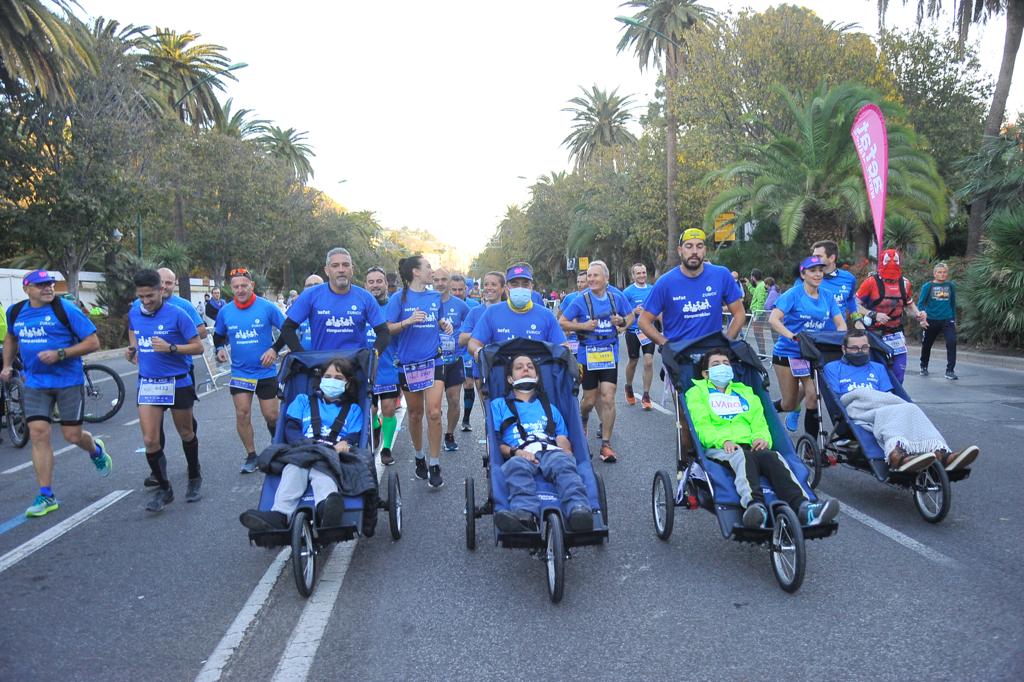 Cerca de 9.000 corredores participan en esta prueba que incluye también una media maratón, con 4.700 atletas más