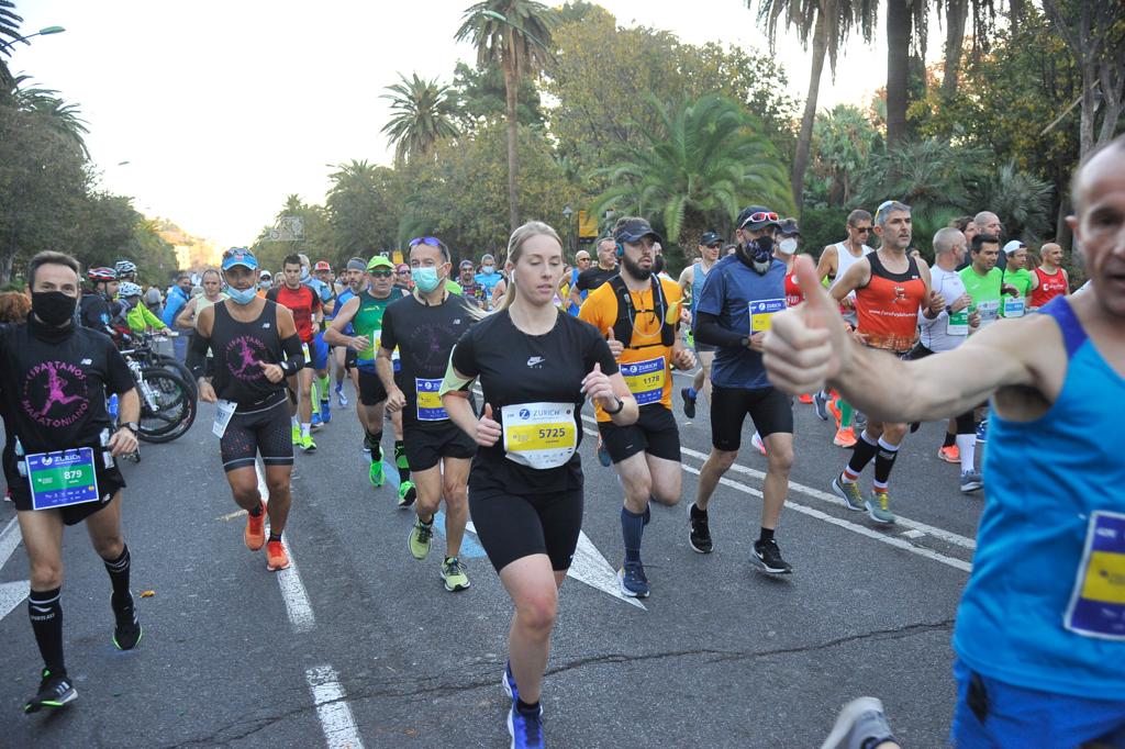 Cerca de 9.000 corredores participan en esta prueba que incluye también una media maratón, con 4.700 atletas más