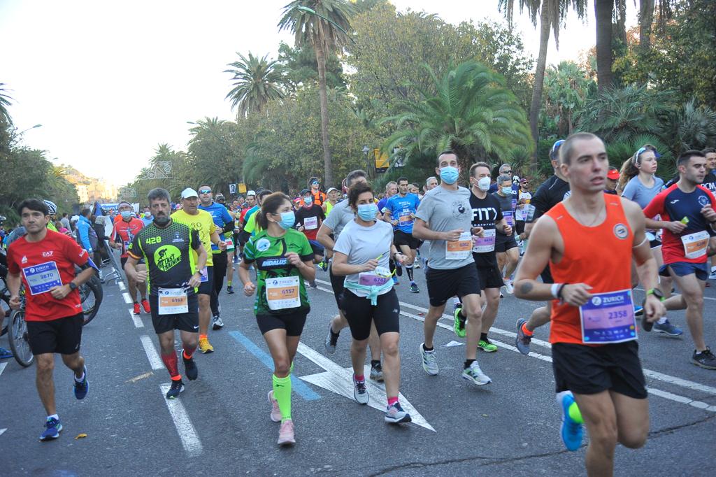 Cerca de 9.000 corredores participan en esta prueba que incluye también una media maratón, con 4.700 atletas más