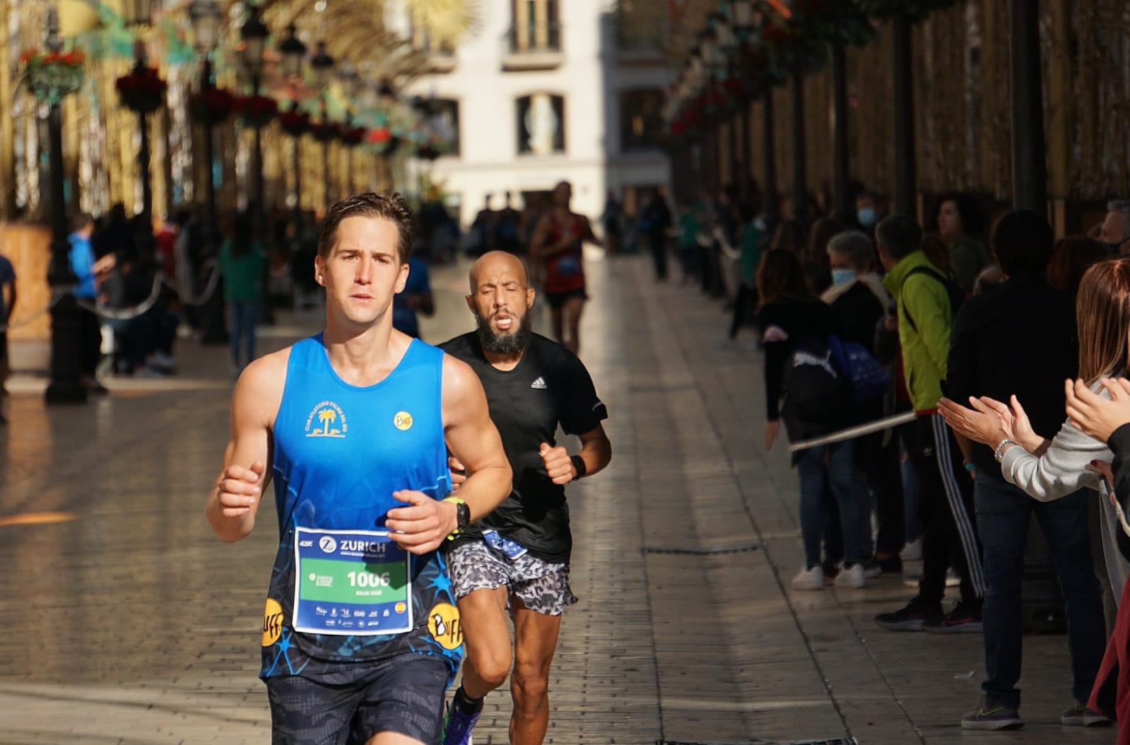 Cerca de 9.000 corredores participan en esta prueba que incluye también una media maratón, con 4.700 atletas más