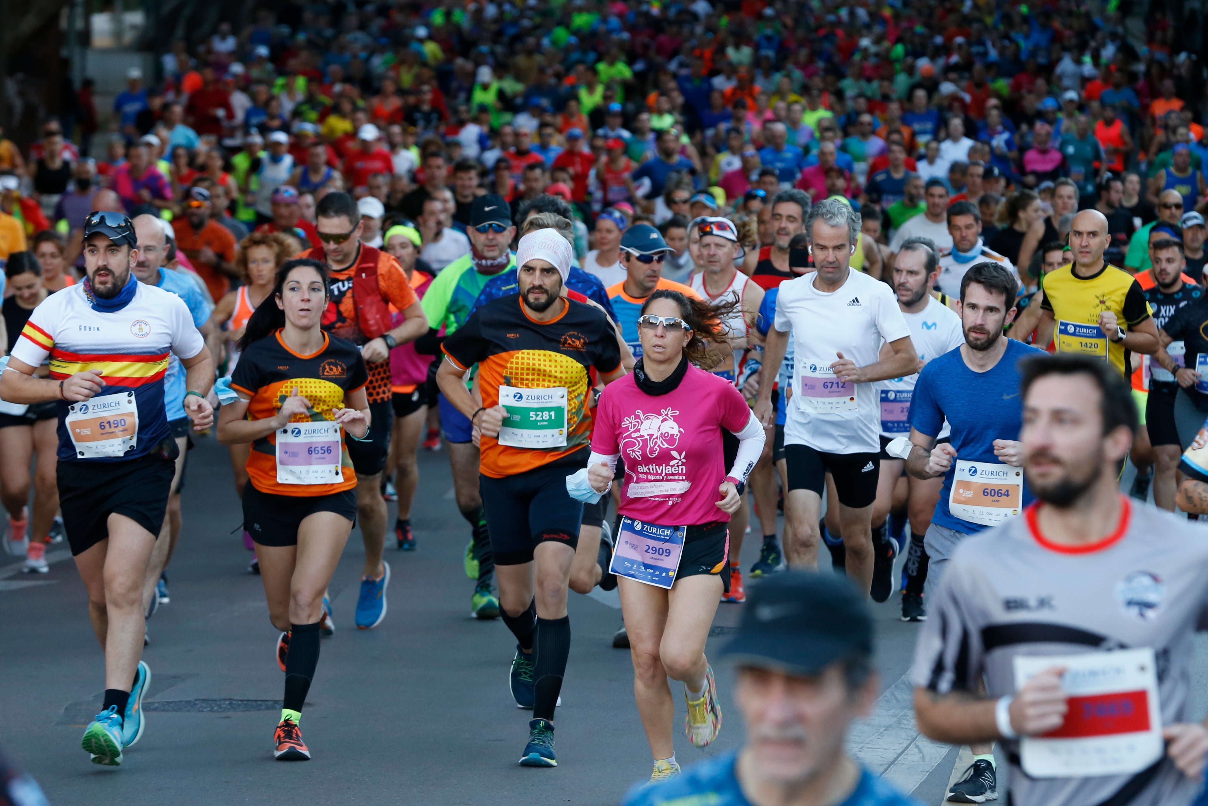 Cerca de 9.000 corredores participan en esta prueba que incluye también una media maratón, con 4.700 atletas más