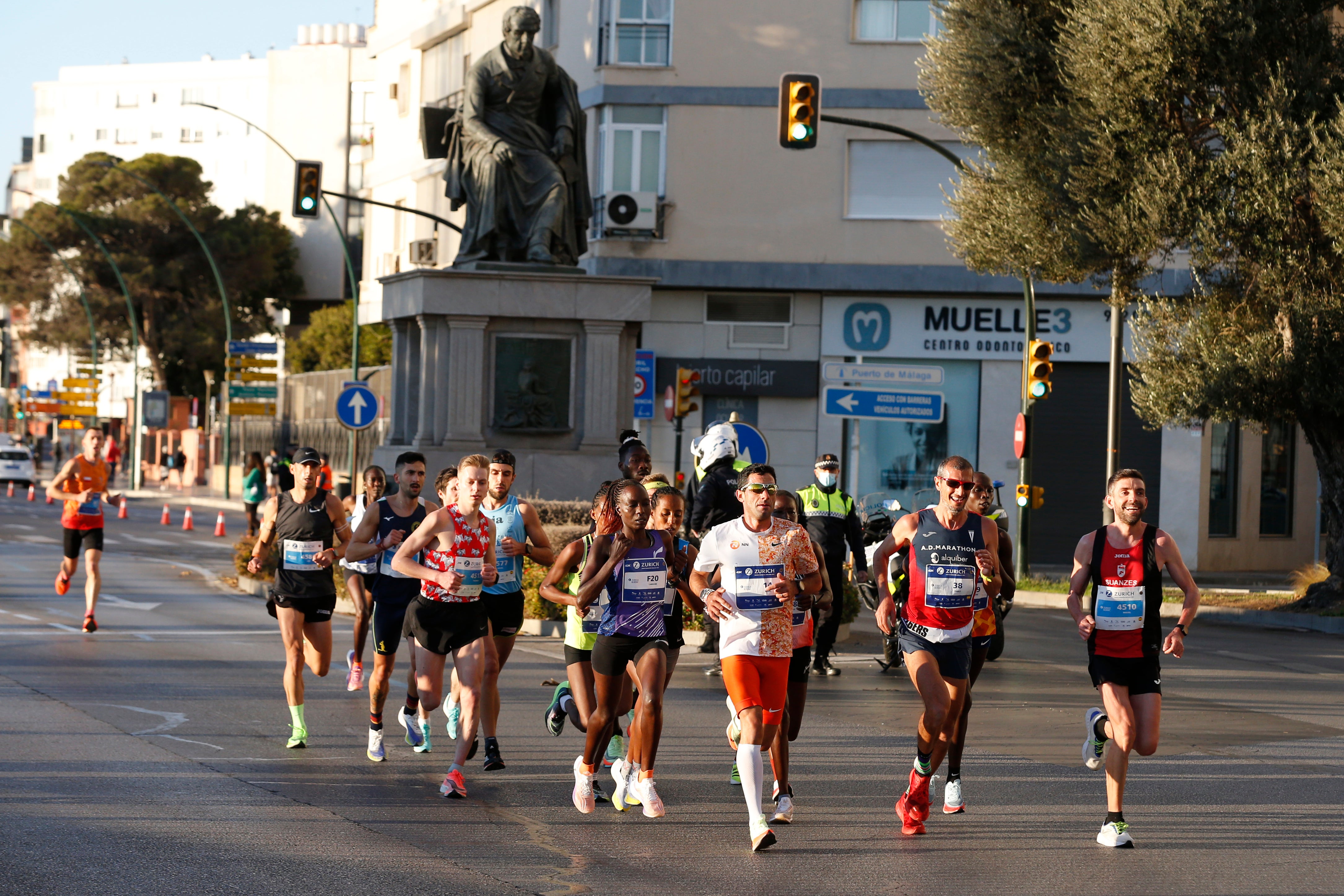 Cerca de 9.000 corredores participan en esta prueba que incluye también una media maratón, con 4.700 atletas más