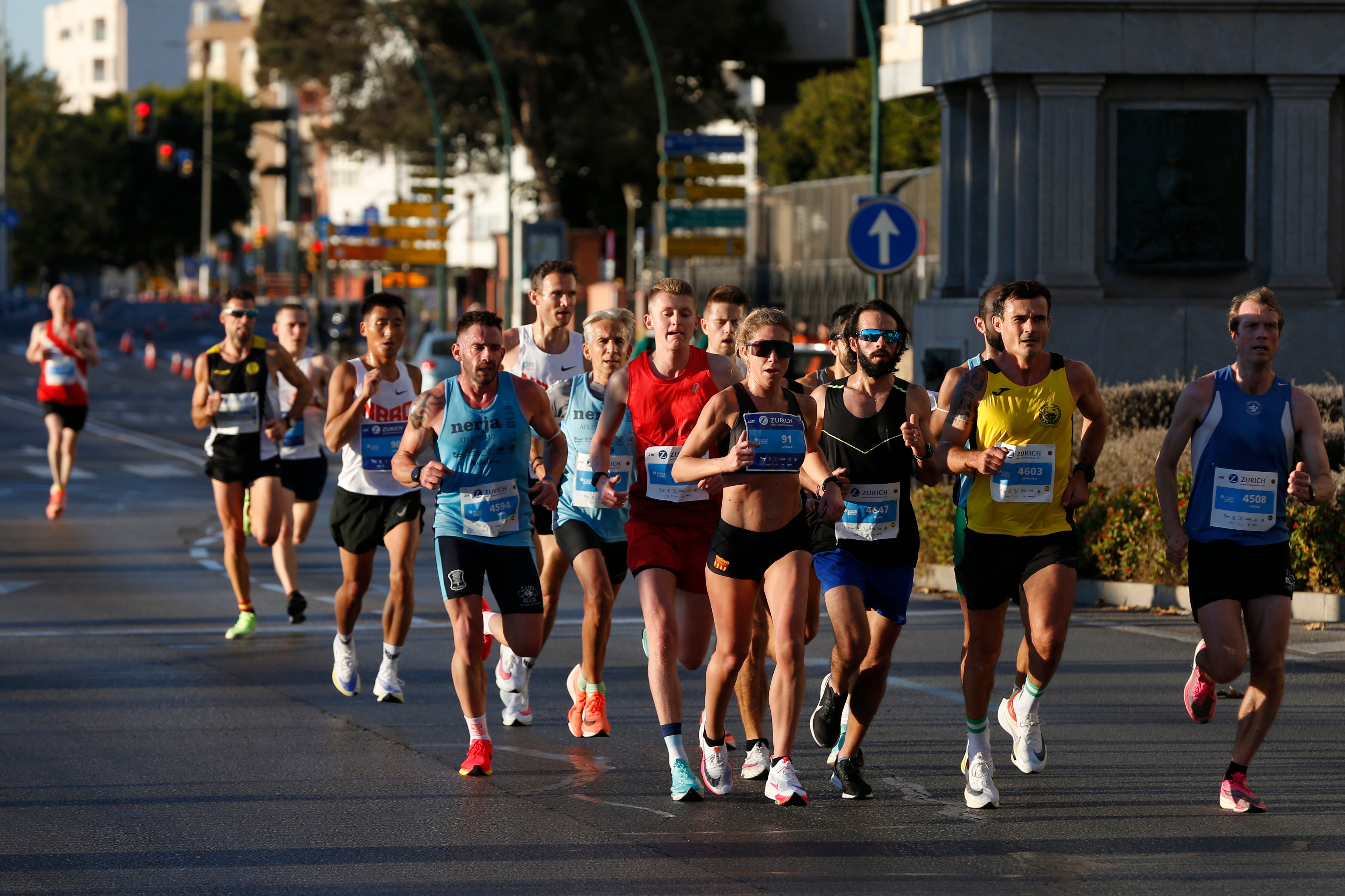 Cerca de 9.000 corredores participan en esta prueba que incluye también una media maratón, con 4.700 atletas más