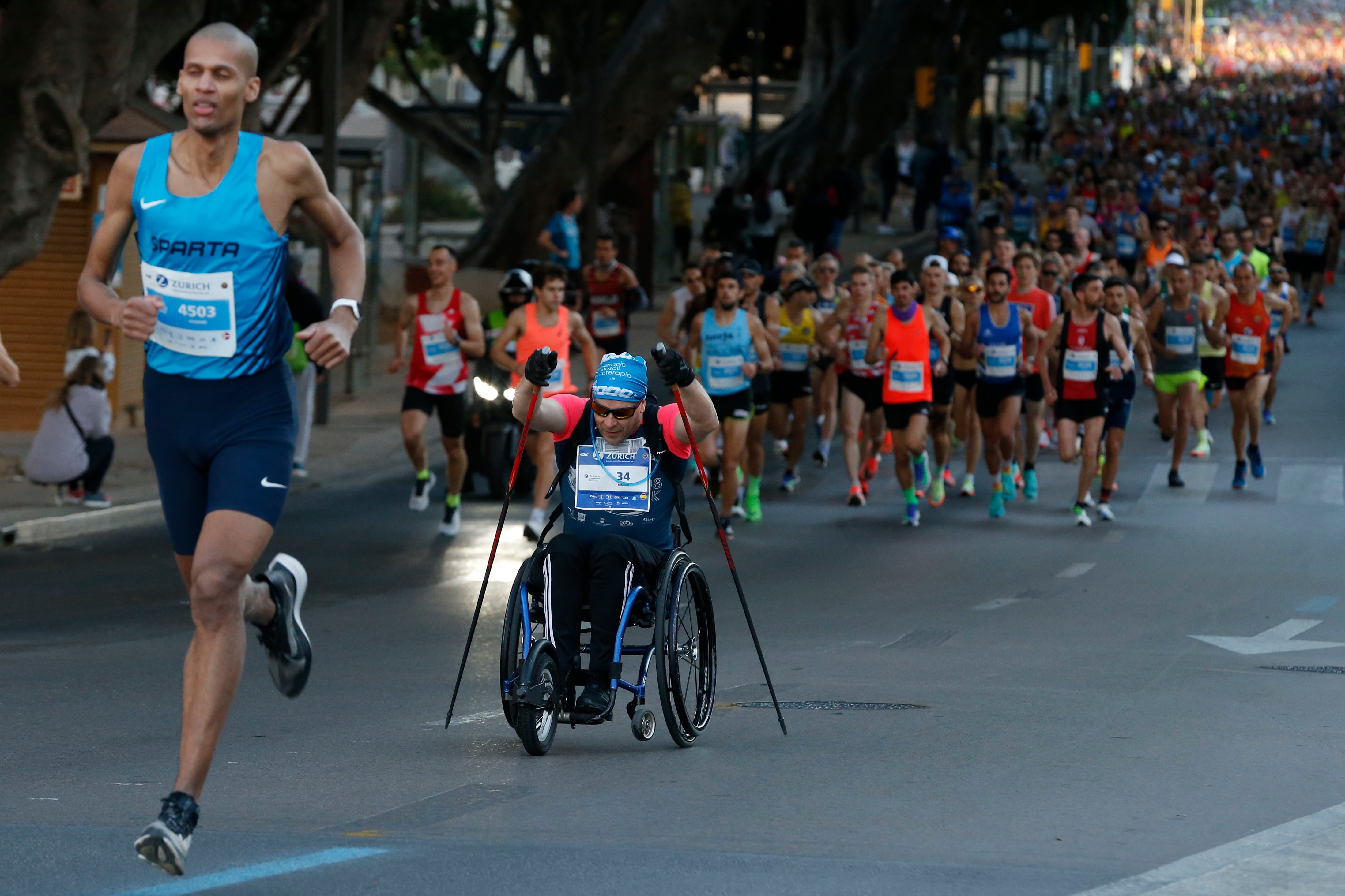 Cerca de 9.000 corredores participan en esta prueba que incluye también una media maratón, con 4.700 atletas más