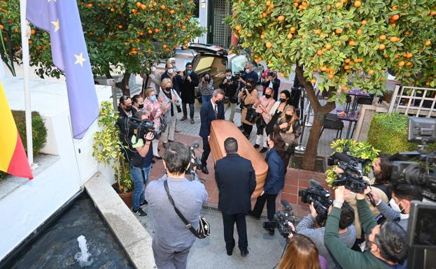 Imagen principal - 1. Momento de la salida del féretro con destino a Madrid. 2. Emilio Butragueño conversa con la viuda de Santana. 3.Escrito de Iceta en el libro de condolencias.