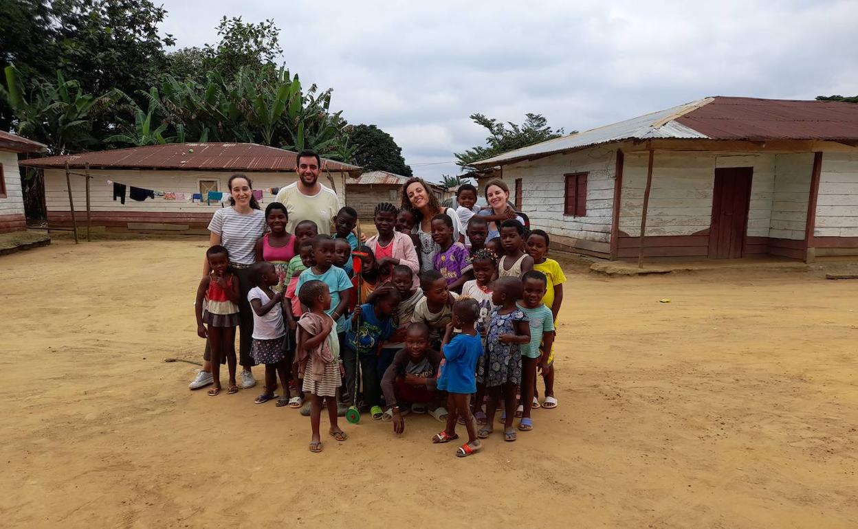 Las impulsoras de Educa-Guinea, en el poblado de Mebere.