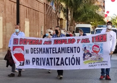 Imagen secundaria 1 - Más imágenes de la protesta para pedir una mejora del servicio de Cercanías.