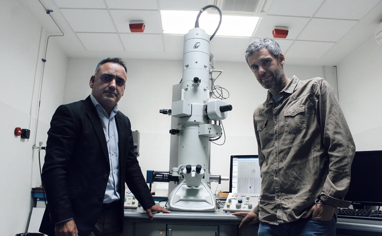 Los profesores Francisco Franco Duro y Juan Antonio Cecilia, junto a un microscopio electrónico en uno de los laboratorios de la UMA. 