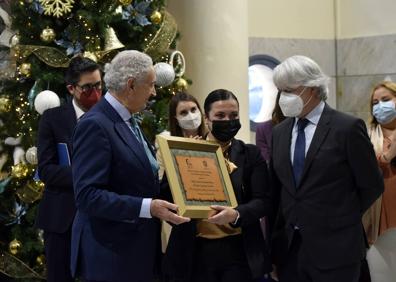 Imagen secundaria 1 - Arriba, Marina Andrés, Miguel López Melero, Salvador González, Eva González y Antonio Pedraza. Abajo, Antonio Pedraza y Salvador González entregan el premio Jurista del Año a Eva González en las instalaciones del Colegio de Abogados de Málaga y en la tercera foto, Miguel López Melero, premio Salvador Andrés Reina de Derechos Humanos del Colegio de Abogados