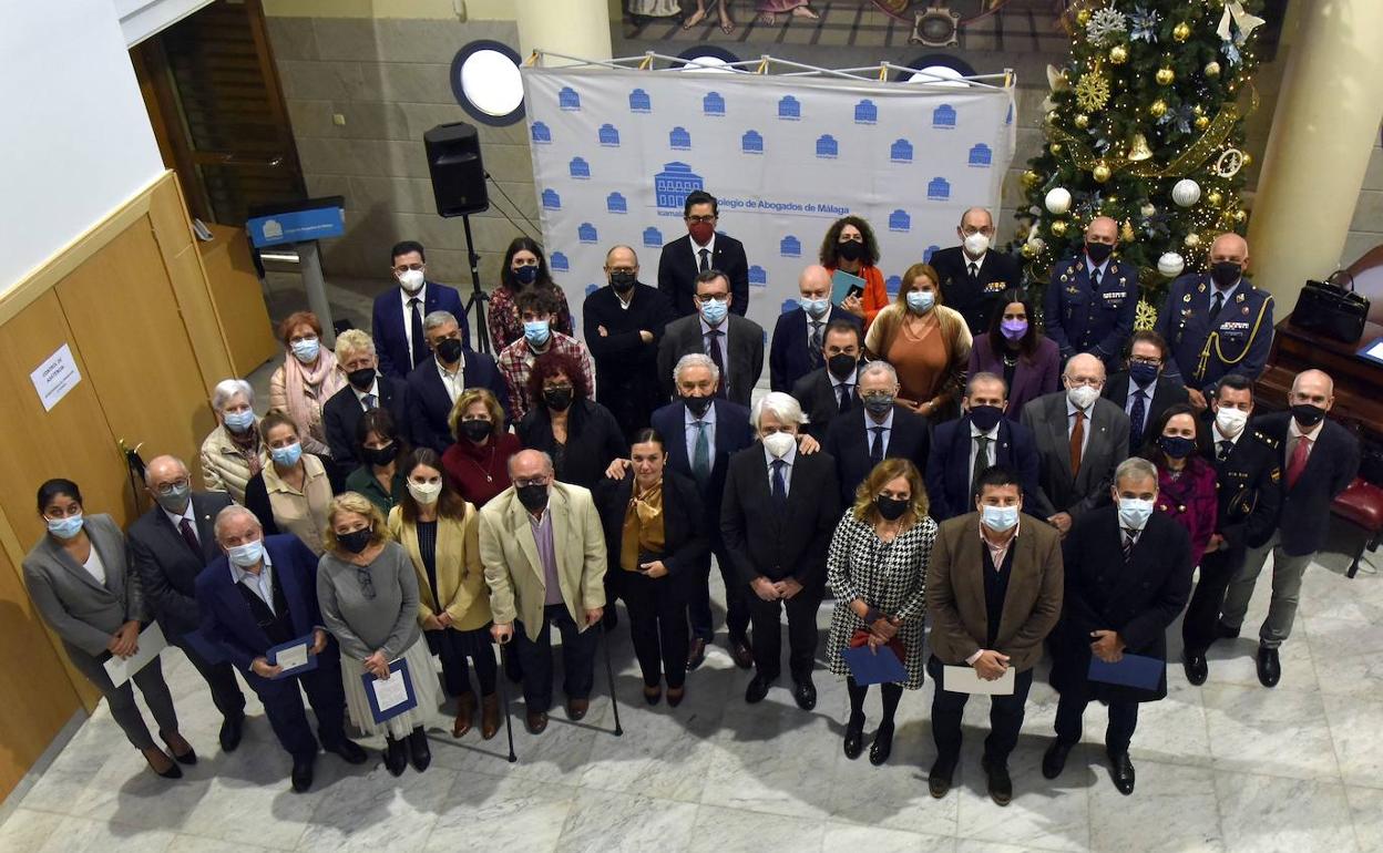 Foto de familia de autoridades, premiados y representantes del Colegio de Abogados de Málaga.