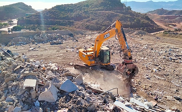 Imagen principal - El vertedero de inertes del centro ambiental de Los Ruíces. 