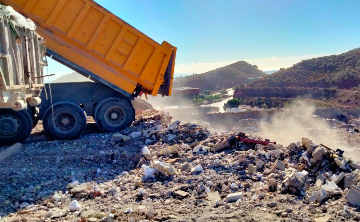 Un camión descarga en el vertedero de inertes. 