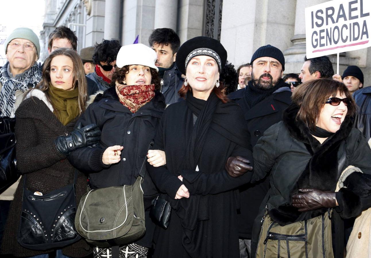 Los actores Michelle Jenner, Adriana Ozores, Verónica Forqué, Paco Tous, y Loles León (i a d), entre los partipantes en la manifestación a favor del pueblo palestino y de condena a los ataques israelíes contra la franja de Gaza de 2009.