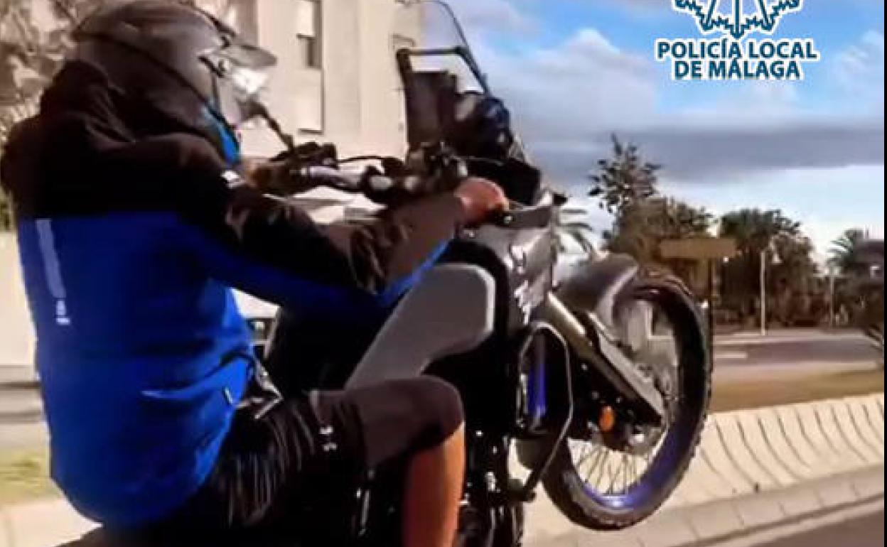 Denunciados en Málaga un menor por conducir sin carné y un motorista por hacer el caballito y subirlo a Internet