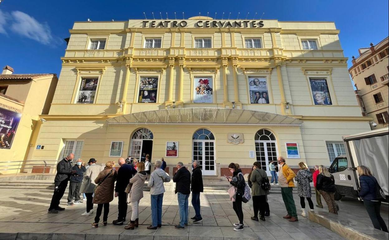 Colas en el Cervantes. 