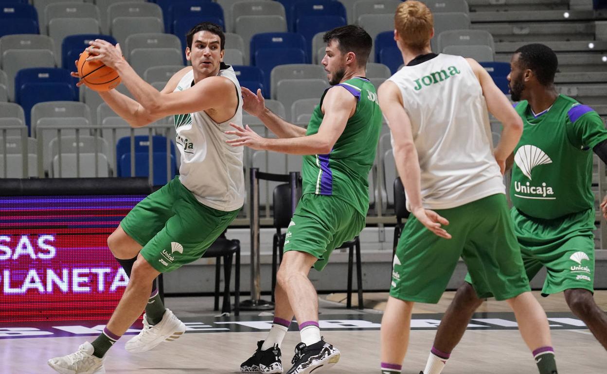 Suárez, Barreiro, Díaz y Cole, en el entrenamiento de ayer del Unicaja. 