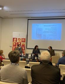 Imagen secundaria 2 - En la foto superior, Natalia Humenyuk y Jesús Otaola. Abajo, Fernando Alonso, Ana Barreales y Víctor Manuel Heredia, durante la presentación del libro 'Málaga a la sombra de la historia'. El Centro Andaluz de las Letras fue el escenario de la presentación de este libro. 